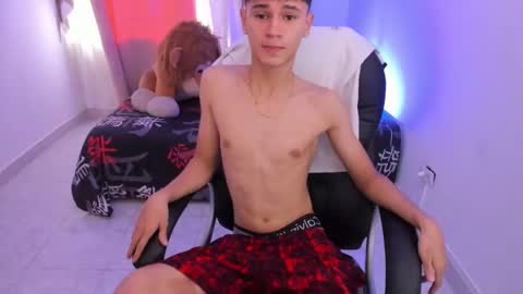 Snapshot of aron_boyy chatting on February 4, 2026, 8:14 pm Aaron online show from February 4, 2026, 8:14 pm