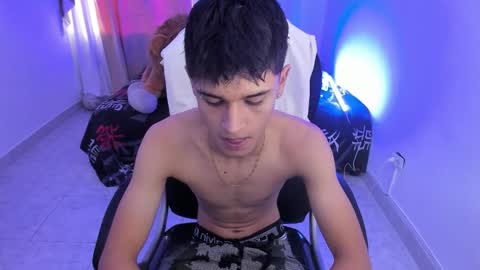 Snapshot of aron_boyy chatting on February 6, 2026, 10:02 pm Aaron online show from February 6, 2026, 10:02 pm