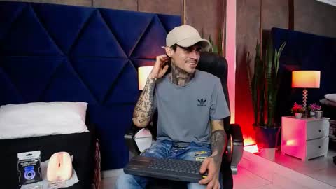 Snapshot of aronmuller_ chatting on September 18, 2025, 4:58 am aronmuller_ online show from September 18, 2025, 4:58 am