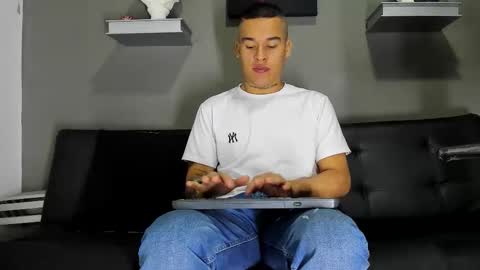 Snapshot of aroon_fit chatting on February 2, 2026, 12:04 pm AROON HOT online show from February 2, 2026, 12:04 pm