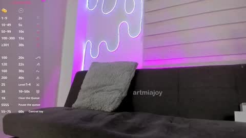 MIA OF artmiajoy online show from January 6, 2026, 10:52 am