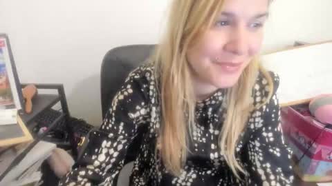 Snapshot of artsyandcraftsy_ chatting on April 16, 2026, 9:39 pm MIA online show from April 16, 2026, 9:39 pm