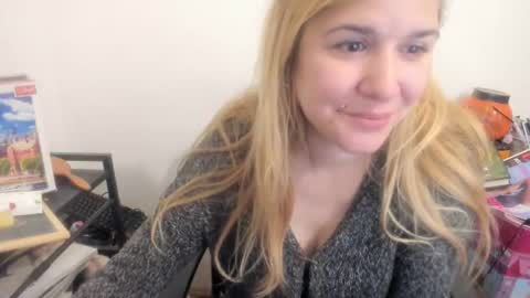 Snapshot of artsyandcraftsy_ chatting on April 17, 2026, 10:18 am MIA online show from April 17, 2026, 10:18 am