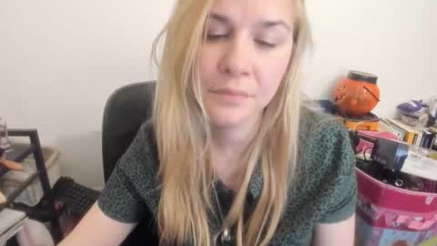 Snapshot of artsyandcraftsy_ chatting on April 20, 2026, 8:32 pm MIA online show from April 20, 2026, 8:32 pm