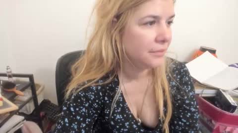 Snapshot of artsyandcraftsy_ chatting on April 22, 2026, 9:22 am MIA online show from April 22, 2026, 9:22 am