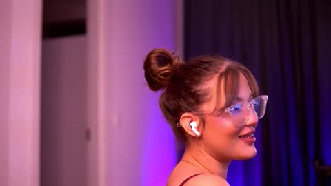 Lunaa  online show from September 25, 2025, 8:23 pm