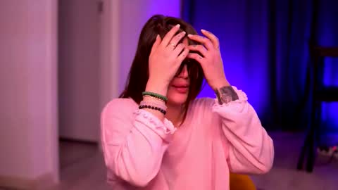 Lunaa  online show from October 21, 2025, 6:41 pm