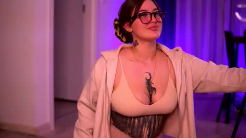 Lunaa  online show from October 23, 2025, 6:39 pm