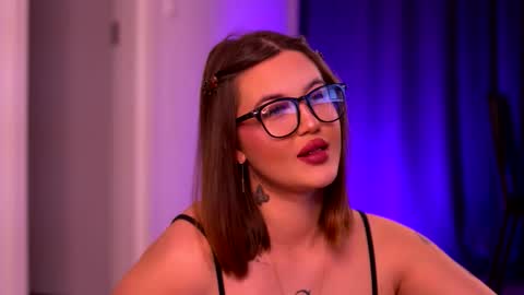 Lunaa  online show from October 27, 2025, 7:29 pm