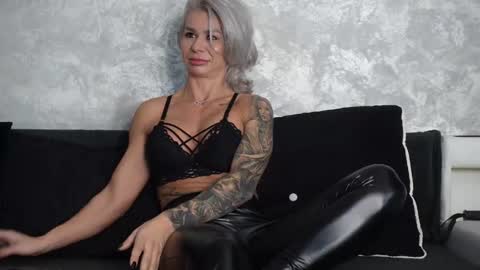 Snapshot of ashadevon_fit chatting on November 1, 2025, 7:21 am Asha online show from November 1, 2025, 7:21 am