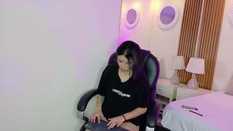 Ashley  online show from October 19, 2025, 5:19 am