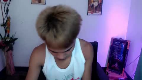 asian_lover05 online show from September 24, 2025, 3:59 pm