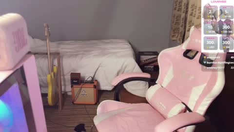 Snapshot of asianfemboycd chatting on January 15, 2025, 4:21 pm Emi online show from January 15, 2025, 4:21 pm