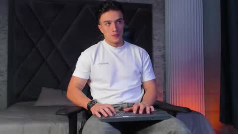 Snapshot of aslanfox_ chatting on December 21, 2025, 9:22 pm Aslan online show from December 21, 2025, 9:22 pm