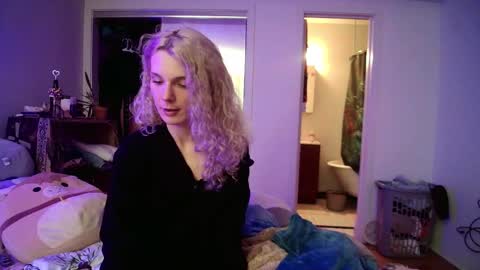 AstoriaLove online show from February 19, 2025, 4:34 am