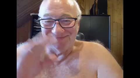 Snapshot of asusandy chatting on October 4, 2025, 2:04 pm asusandy online show from October 4, 2025, 2:04 pm