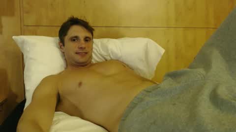 tommycb55555 online show from April 19, 2026, 9:39 pm