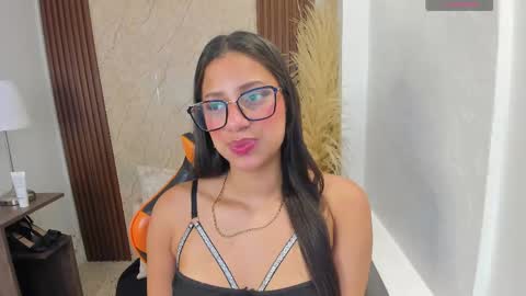 Snapshot of atiena_ chatting on May 26, 2026, 6:15 pm Atiena online show from May 26, 2026, 6:15 pm