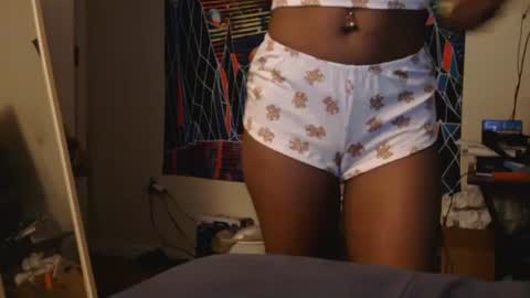 AtirahCali online show from October 5, 2025, 9:45 pm