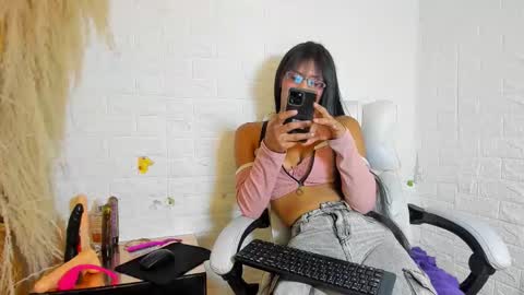 Snapshot of aura_love69 chatting on November 14, 2025, 6:34 am Monii Yi online show from November 14, 2025, 6:34 am