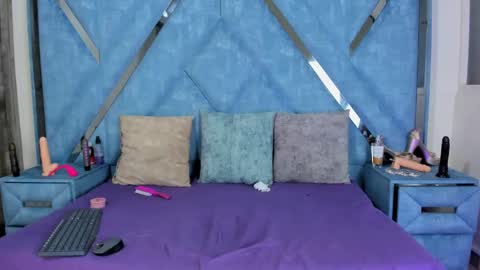 Snapshot of aura_love69 chatting on November 18, 2025, 5:01 am Monii Yi online show from November 18, 2025, 5:01 am