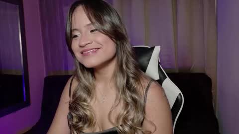 aurora_collins08 online show from November 12, 2025, 4:07 pm