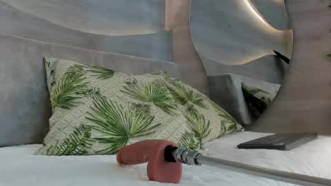 aurora_cruz online show from April 18, 2026, 8:29 am