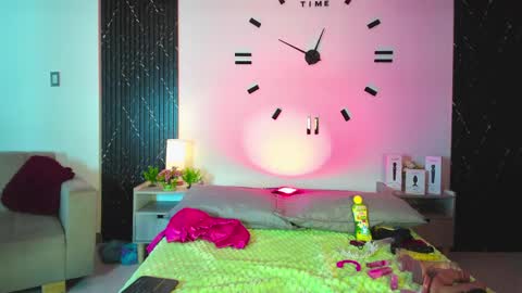 Snapshot of aurora_petitee chatting on April 23, 2026, 1:24 pm Aurora online show from April 23, 2026, 1:24 pm