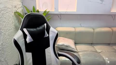 AURORA  online show from February 18, 2026, 2:07 am