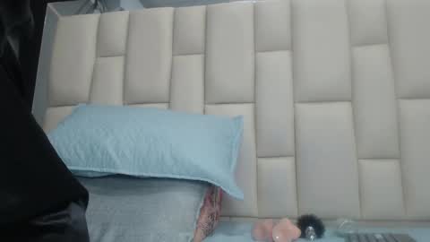 auroraa_miller online show from December 30, 2024, 12:09 pm