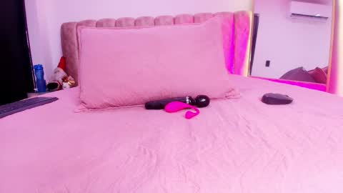 Snapshot of auroraa_miller chatting on December 18, 2025, 12:00 pm auroraa_miller online show from December 18, 2025, 12:00 pm