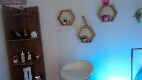 aurorahans online show from April 7, 2026, 12:00 am