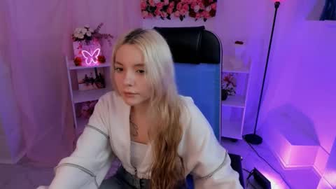 aurorawrenfield online show from September 19, 2025, 10:38 am