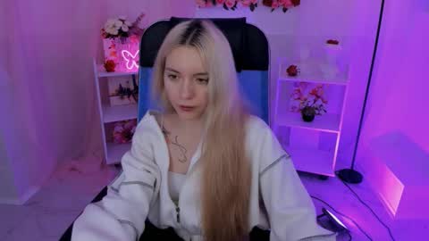 aurorawrenfield online show from September 23, 2025, 5:32 am