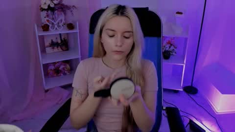 aurorawrenfield online show from September 29, 2025, 4:17 am