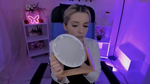 aurorawrenfield online show from October 8, 2025, 4:54 am