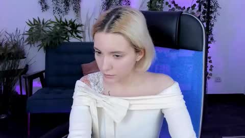 aurorawrenfield online show from December 5, 2025, 5:49 am