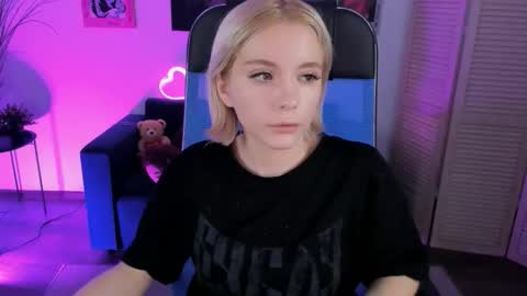 aurorawrenfield online show from December 18, 2025, 10:38 pm