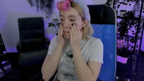 aurorawrenfield online show from April 8, 2026, 2:22 am