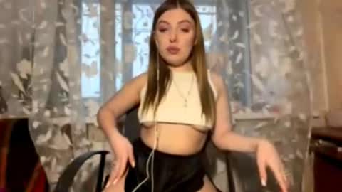 Snapshot of aurorekhuu chatting on February 26, 2026, 2:38 pm Elizabeth online show from February 26, 2026, 2:38 pm