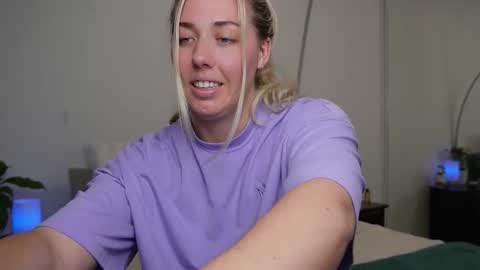 aussielulu online show from December 1, 2025, 11:48 am