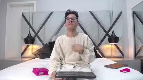 austinreeds online show from September 23, 2025, 2:42 pm