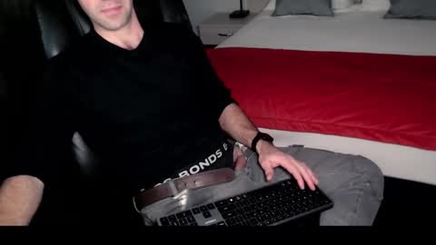 australopithas online show from November 9, 2025, 12:14 pm