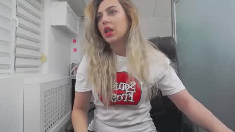 Snapshot of avablue_ chatting on January 19, 2026, 6:39 am online show from January 19, 2026, 6:39 am