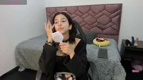 aveline_lux_ online show from September 9, 2025, 10:26 am