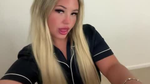 Snapshot of averybabyyx chatting on June 1, 2026, 8:05 am ur gf online show from June 1, 2026, 8:05 am