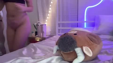 averymillerr online show from February 18, 2025, 4:15 am