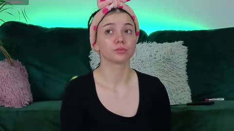 AveryWillow online show from September 30, 2025, 4:28 am