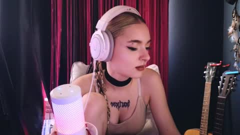 Snapshot of avi_nile chatting on June 1, 2026, 4:03 am Avriel online show from June 1, 2026, 4:03 am