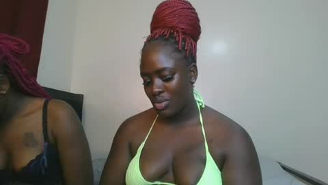 Snapshot of avian_babe1 chatting on June 14, 2026, 2:30 pm avian_babe1 online show from June 14, 2026, 2:30 pm